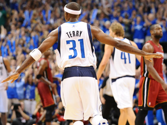 马卡：埃里克疑似鼻骨骨折，已被立即送往医疗中心进行检查（马卡报道：埃里克疑遭鼻骨骨折，已紧急送医检查）