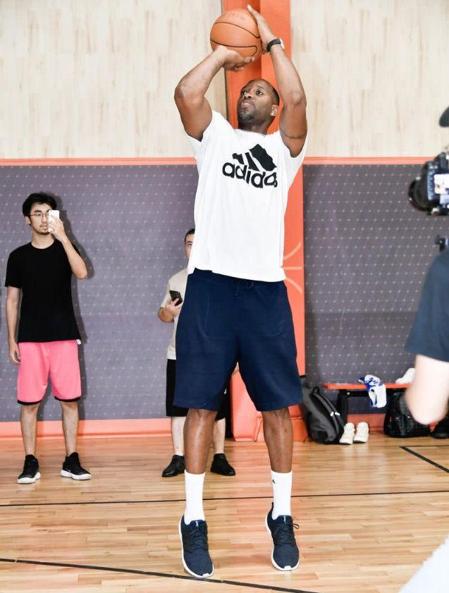 中超赛场争议判罚：VAR判罚引发讨论,（中超判罚风波：VAR介入引发热议）