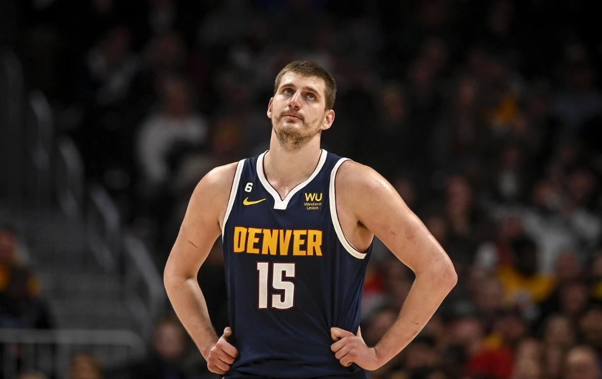 球星任意球助攻全队领先（球星任意球送助攻，球队取得领先）