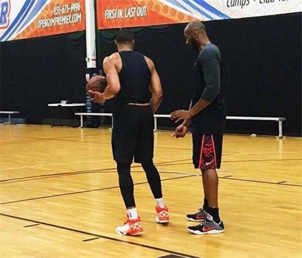 记者：皇马更衣室很团结，球员私下进行了交流以保持竞技表现（记者称皇马队内氛围融洽，球员私下沟通以维持竞技状态）